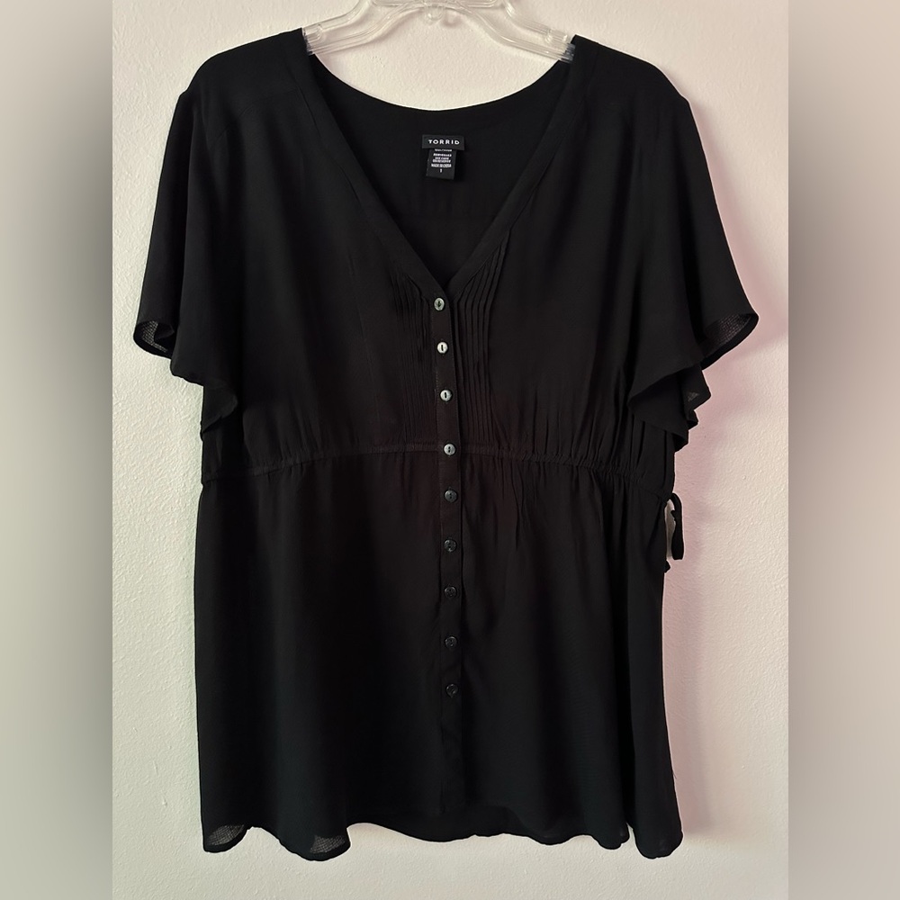 Torrid Black Blouse Size 1 with Cinched /tucked bodice details. 100% rayon